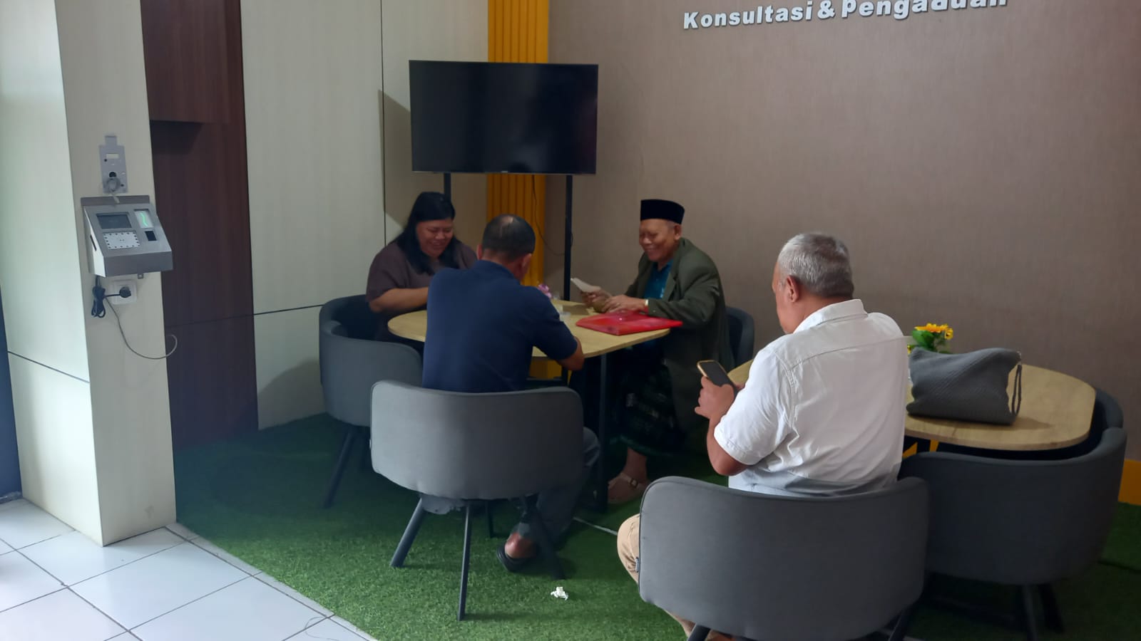 SEPAKAT: Warga tanda tangan pelepasan lahan di hadapan notaris.