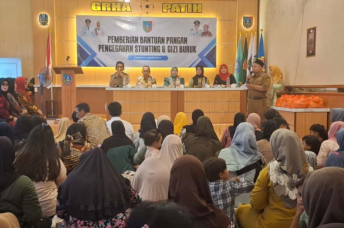 Kegiatan penyaluran sembako yang digelar Des Kepatihan Jombang, Selasa (23/12) sore