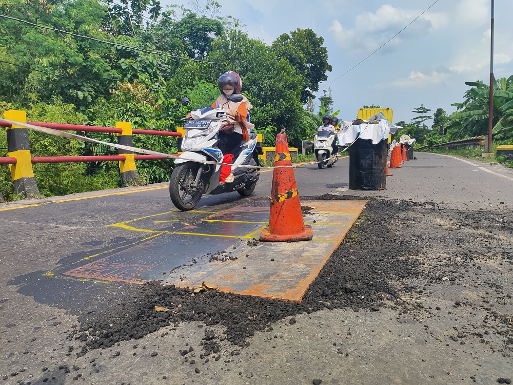 Jembatan jalan nasional di Jl Basuki Rahmad di Desa Jabon, Kecamatan Jombang yang rusak dan akan diperbaiki mulai besok