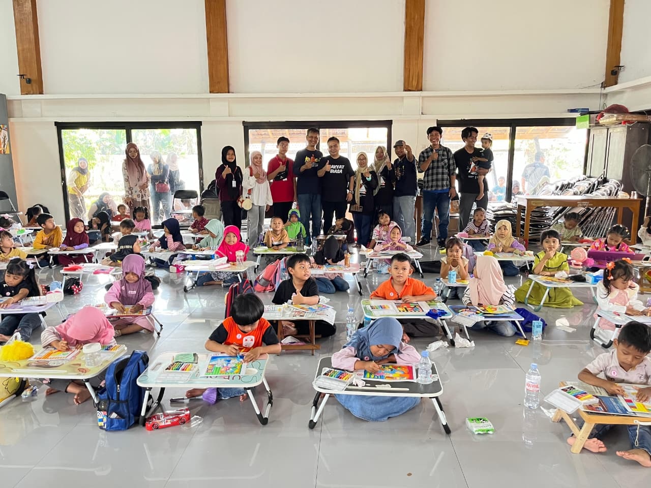 Wakil Ketua DPRD Jombang, HM Syarif Hidayatullah ST MMT (Gus Sentot) menghadiri pameran lukisan khusus perempuan dan lomba mewarnai TK/RA di aula terbuka Dinas P dan K Jombang, Minggu (21/12).