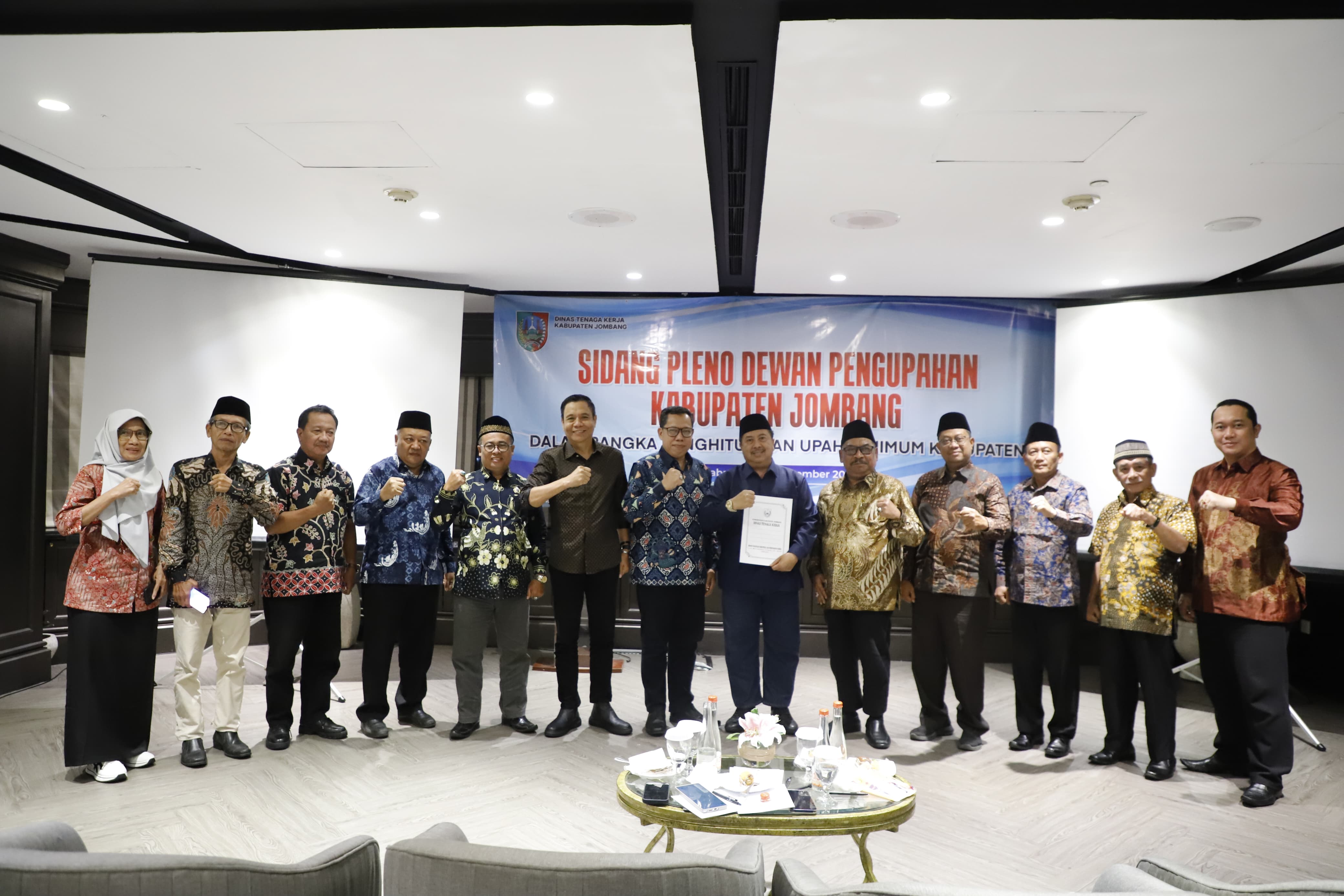 Bupati Jombang Warsubi bersama Kepala DInas Tenaga Kerja dan para pihak terkait usai rapat dewan pengupahan