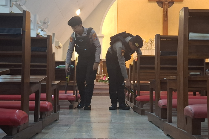 Polisi melakukan sterilisasi di gereja St Maria Jombang pada Rabu (24/12) sore