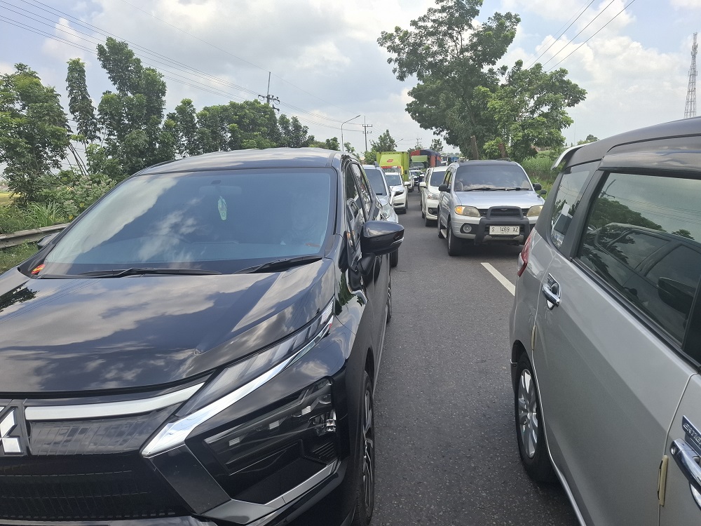 Kondisi jalur arteri nasional di Bandarkedungmulyo Jombang padat merayap pada Kamis (25/12) siang