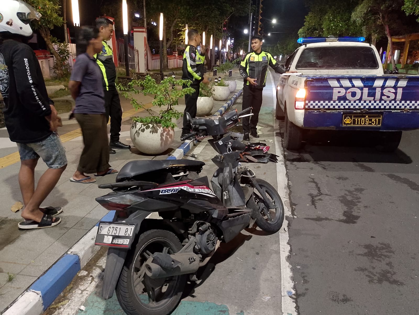 Kecelakaan lalu lintas melibatkan dua sepeda motor terjadi di perempatan Jl KH Wahid Hasyim dekat Kebonrojo Jombang, Jumat (26/12) dini hari.