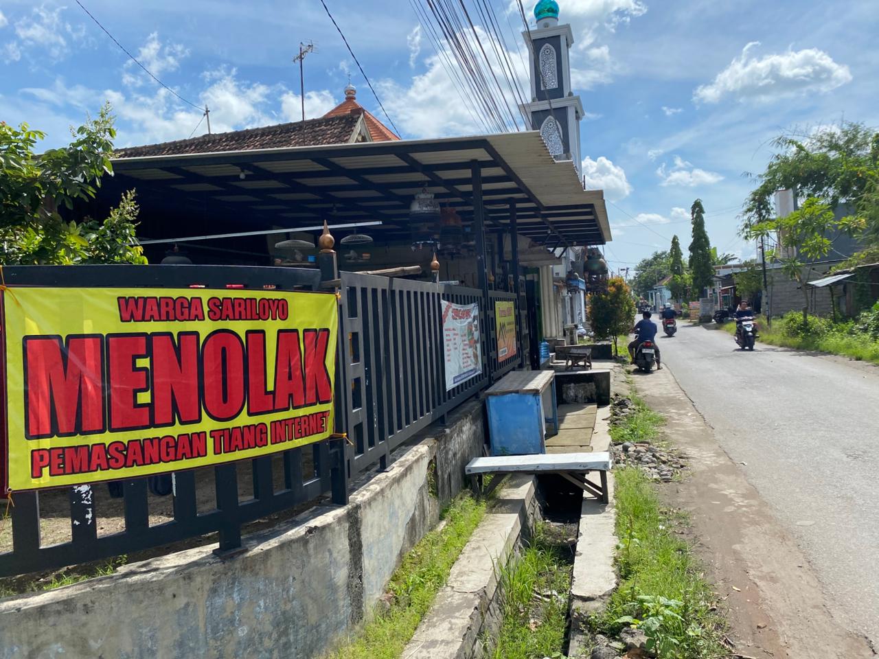 BENTUK PENOLAKAN: Sejumlah banner penolakan pendirian tiang internet terpampang di beberapa jalan strategis antardusun kemarin (26/12).  &nbsp;