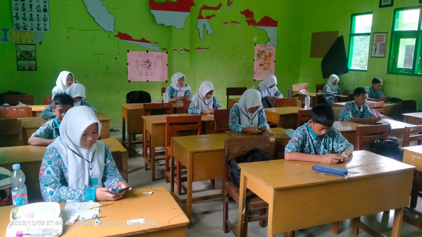 FOKUS: Siswa SMPN 1 Jombang saat belajar di kelas (3/12).  &nbsp;