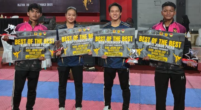JAWARA: Alfan Rizki menerima trofi juara umum KONI Jatim Cup I di GOR Soekarno Hatta Blitar (20/12).  &nbsp;