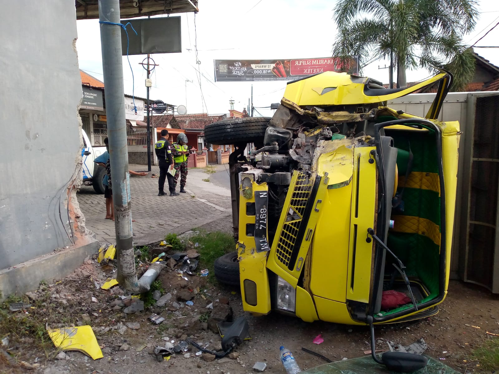 Kecelakaan tunggal melibatkan sebuah truk box terjadi di Jalan Raya Desa Ngumpul, Kecamatan Jogoroto, Kabupaten Jombang, Sabtu (29/12) pagi.