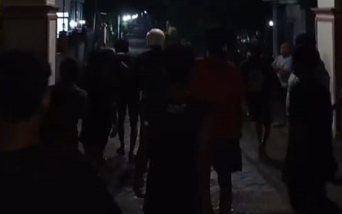 Aksi kekerasan melibatkan kelompok gangster terjadi di Desa Brambang, Kecamatan Diwek, Kabupaten Jombang, Minggu (28/12/2025) dini hari.
