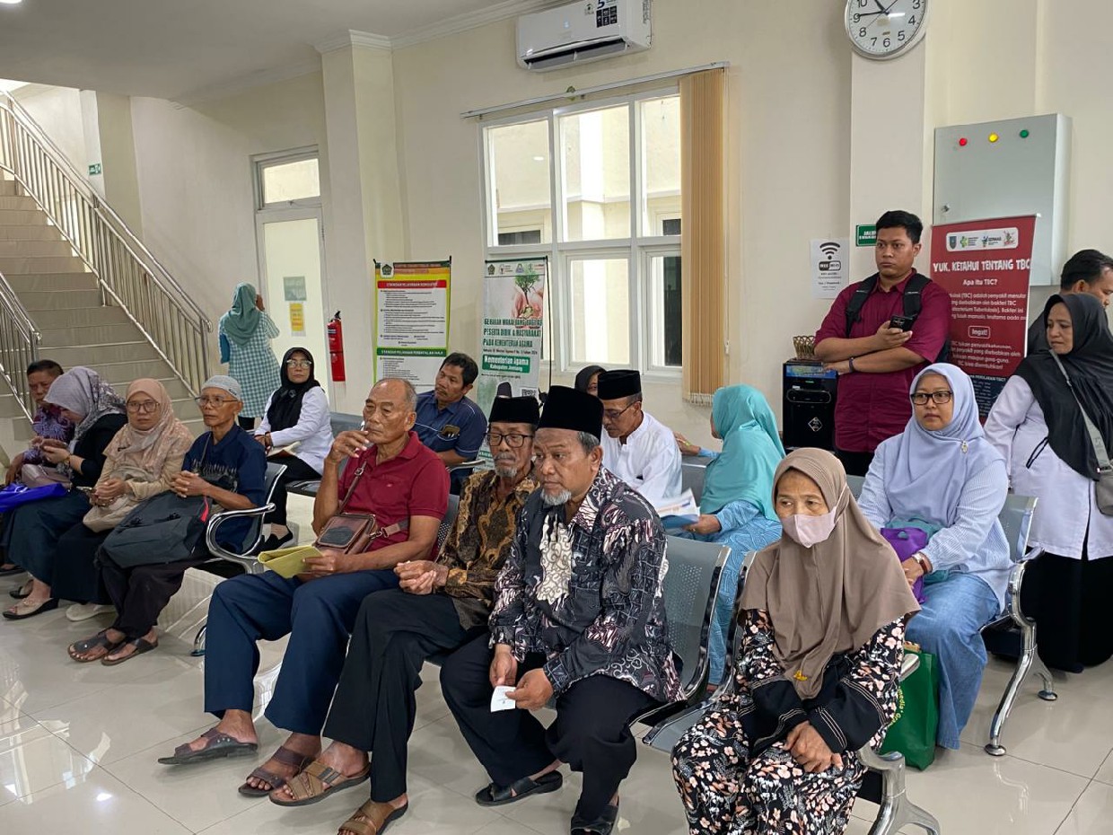 ANTRE: Jemaah antre untuk verifikasi berkas di kantor Kementerian Haji dan Umrah Jombang, (22/12).  &nbsp;
