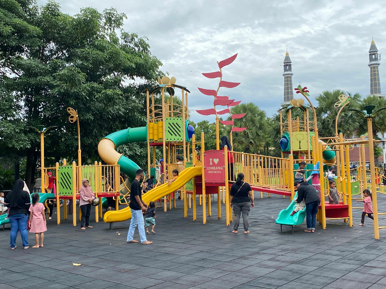 &nbsp;  RAMAI: Warga berkunjung ke Kebonratu dan Alun-Alun Jombang saat liburan kemarin (27/12).  &nbsp;