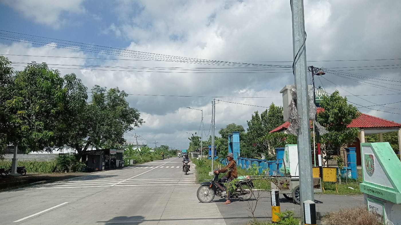 TITIK TERAKHIR: PJU di jalan Kabuh-Tapen Desa Karangpakis, Kecamatan Kabuh, (24/12).