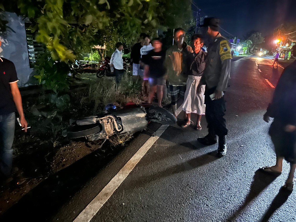 RINGSEK: Motor yang terlibat kecelakaan di Jalan Raya Dusun Ngepeh, Desa Rejoagung, Kecamatan Ngoro, Kabupaten Jombang, Jumat (26/12).  &nbsp;