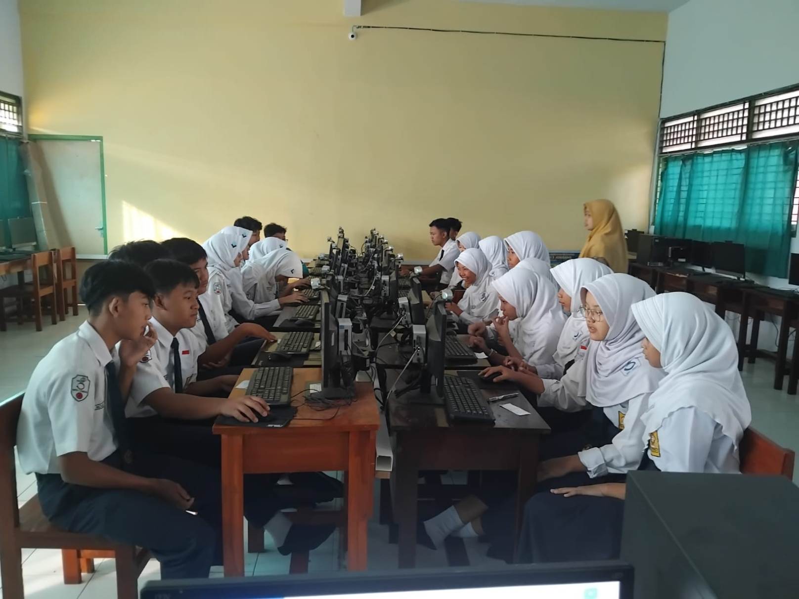 SEMANGAT: Kegiatan pembelajaran siswa SMPN 3 Jombang di lab komputer berlangsung lancar.  &nbsp;