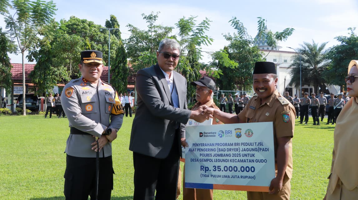 Penyerahan secara simbolis bad dryer Jagung untuk Poktan Legundi dari Bank BRI