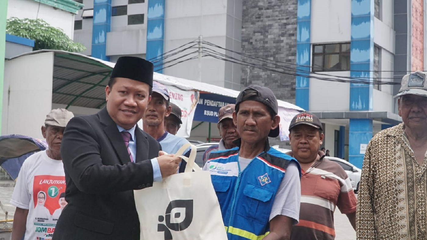 PEDULI: Direktur RSUD Ploso dr. M. Vidya Buana, M.H saat menyalurkan bantuan sembako dan pemeriksaan baksos