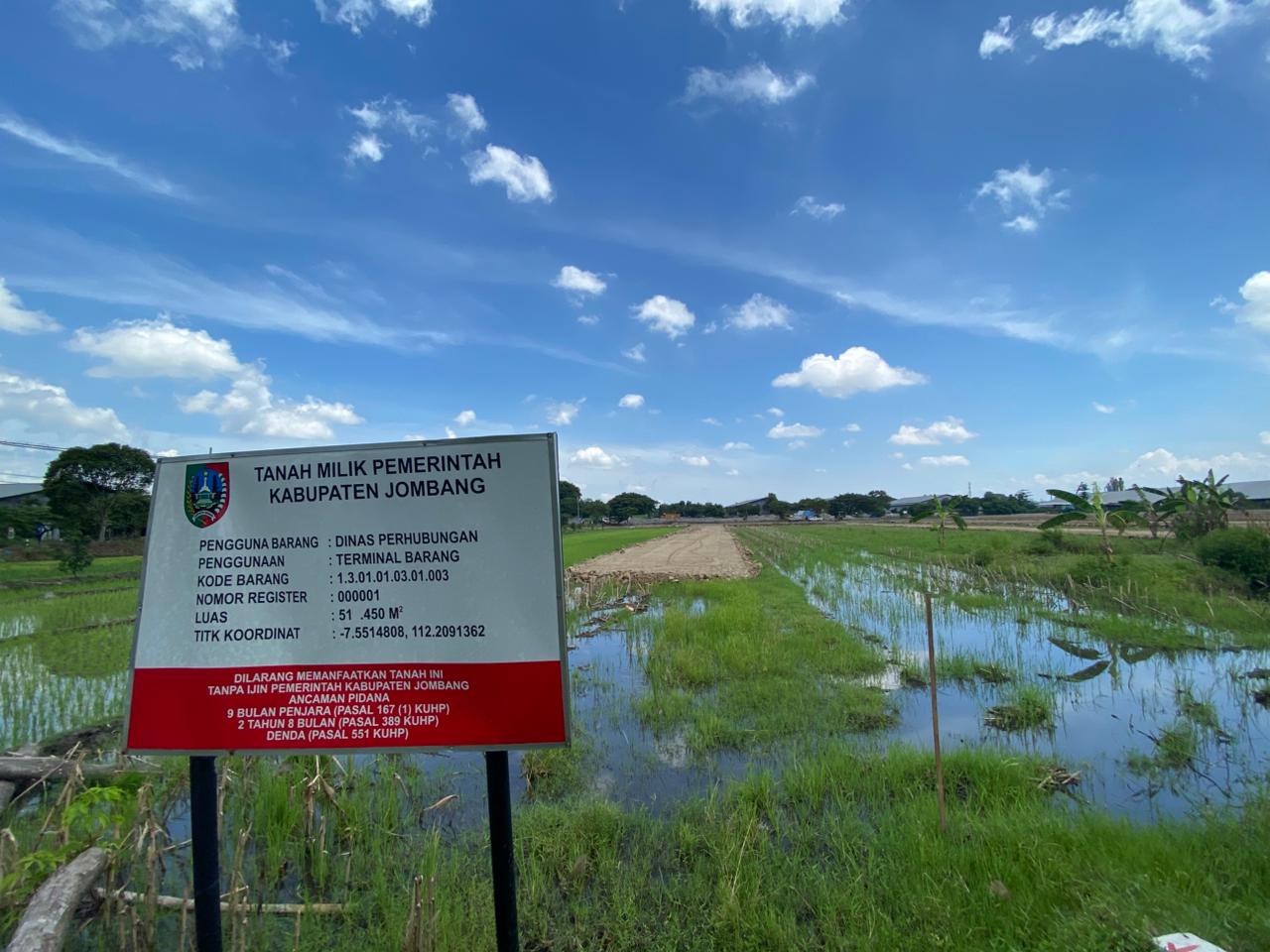 MEPET AKHIR TAHUN: Pengurukan lahan di area sisi selatan eks Terminal Barang terus dikebut, Jumat (26/12).