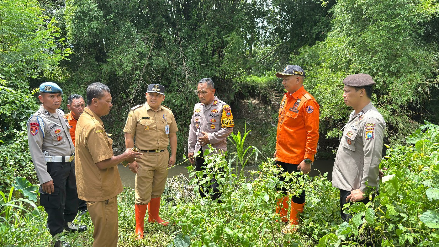 PANTAU: Kalaksa BPBD Jombang, Wiku Birawa Felipe Dias Quintas memantau kondisi tanggul Dam Slumbung di Dusun/Desa Penggaron, Kecamatan Mojowarno.  &nbsp;