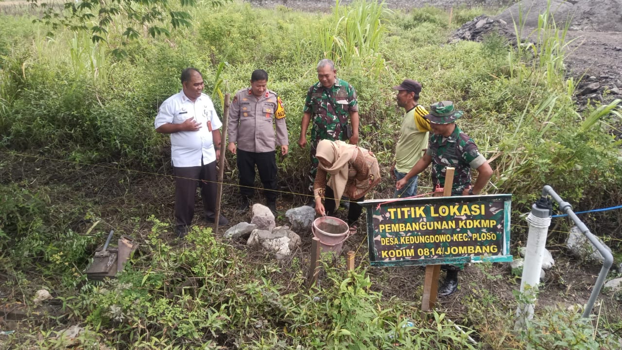 PERTAMA DI KECAMATAN PLOSO: Kepala Desa Kedungdowo Suliswati didampingi jajaran Forkopimcam Ploso saat acara peletakan batu pertama pembangunan KDMP Kedungploso, Ra