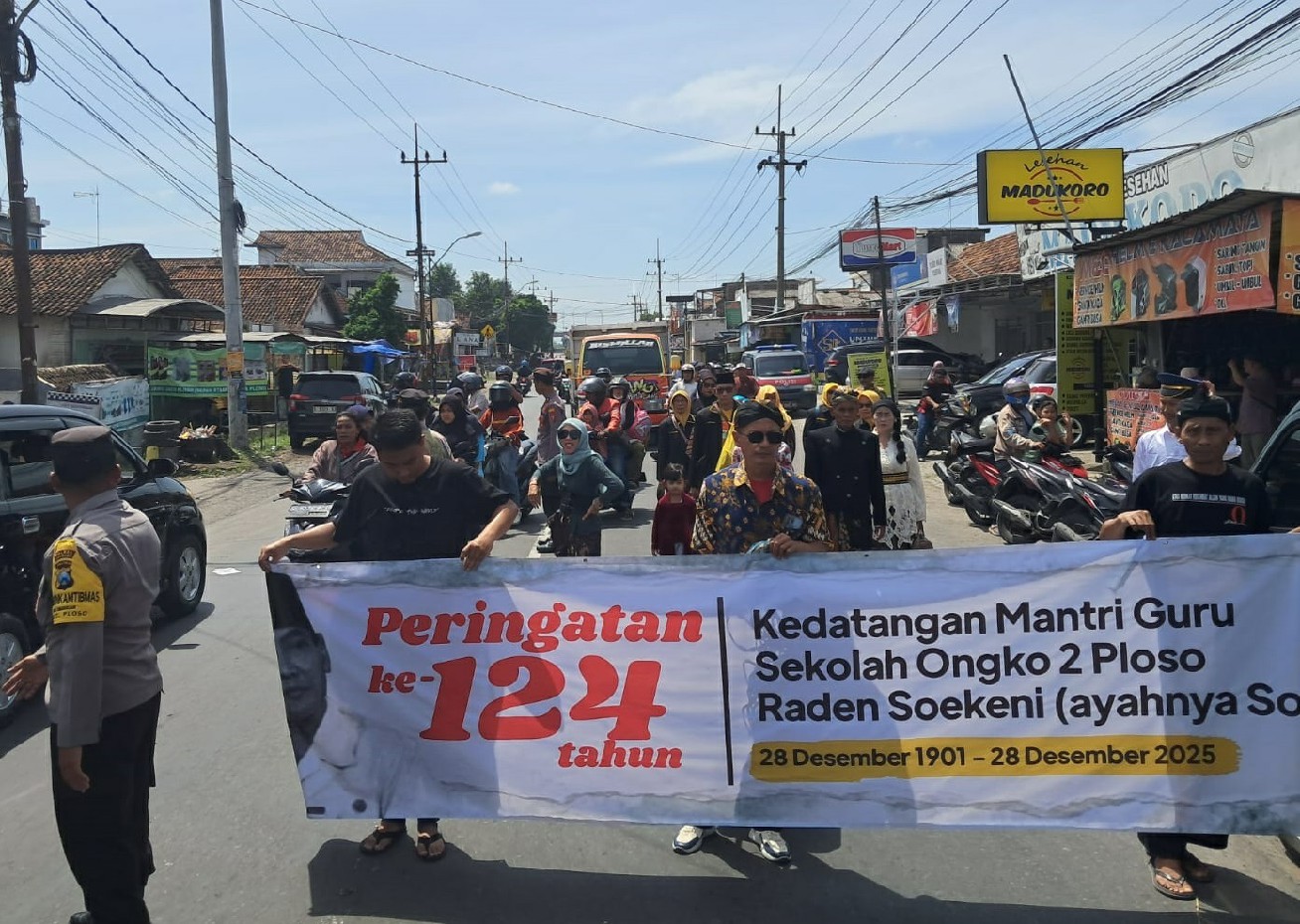 Dwi Aris S./Jawa Pos Radar Jombang  PERKUAT SEJARAH: Kepala Desa Losari Sutrisno mendampingi segenap tamu undangan saat acara drama sketsa kedatangan Raden Soekeni (Ayah Ir. Soekarno) ke Ploso