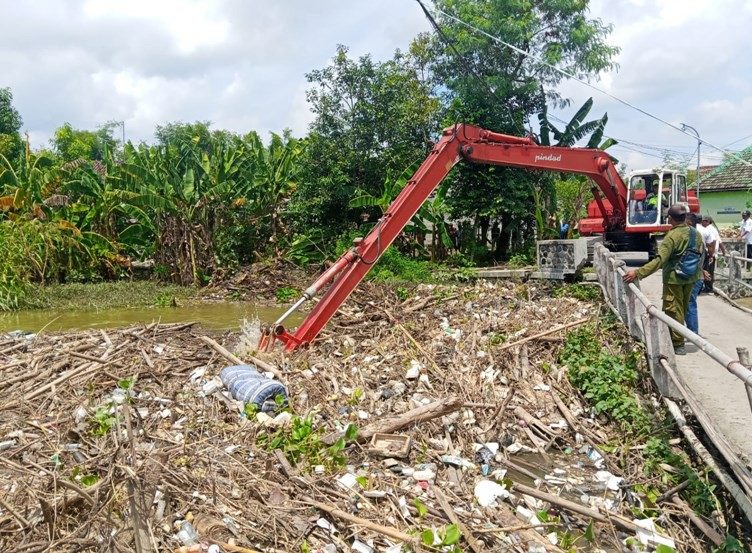 DIBERSIHKAN: Dinas PUPR menerjunkan alat berat untuk membersihkan sangkrah di Desa Gedongombo, Kecamatan Ploso.
