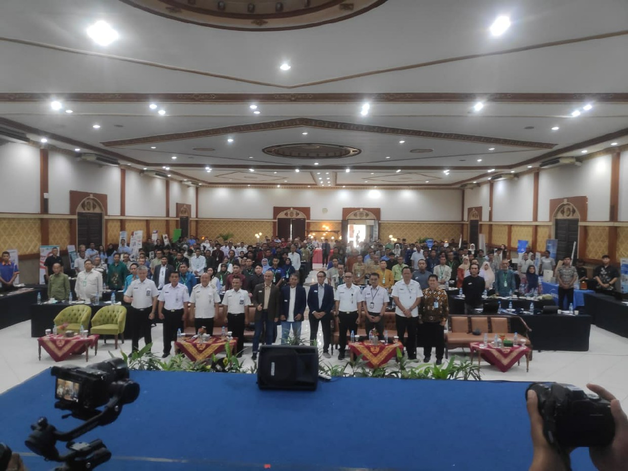 KOMPAK: Peserta Bimtek Peran Penting MEP Bangunan Gedung foto bersama, (26/11).