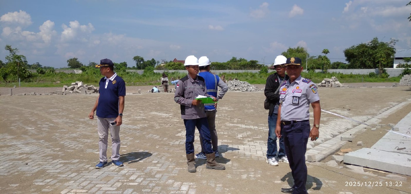 TUNTAS: Dishub Jomban melakukan pemeriksaan proyek Terminal Barang, (25/12).  &nbsp;