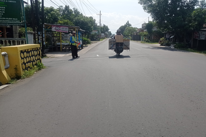 &nbsp;  TERPOTONG: Kondisi jalan ruas Cukir-Mojowarno yang baru saja selesai dilebarkan di Desa Bulurejo, Kecamatan Diwek.  &nbsp;