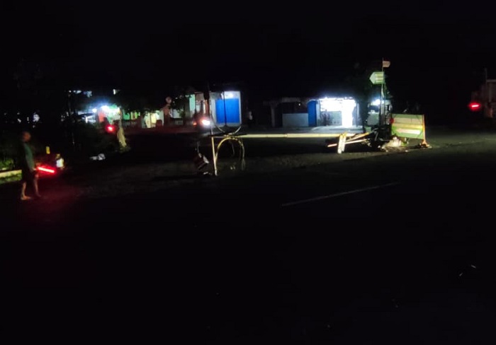 ROBOH: PJU ambruk di simpang tiga Desa Tanggungan, Kecamatan Gudo, Jumat (26/12) malam.  &nbsp;