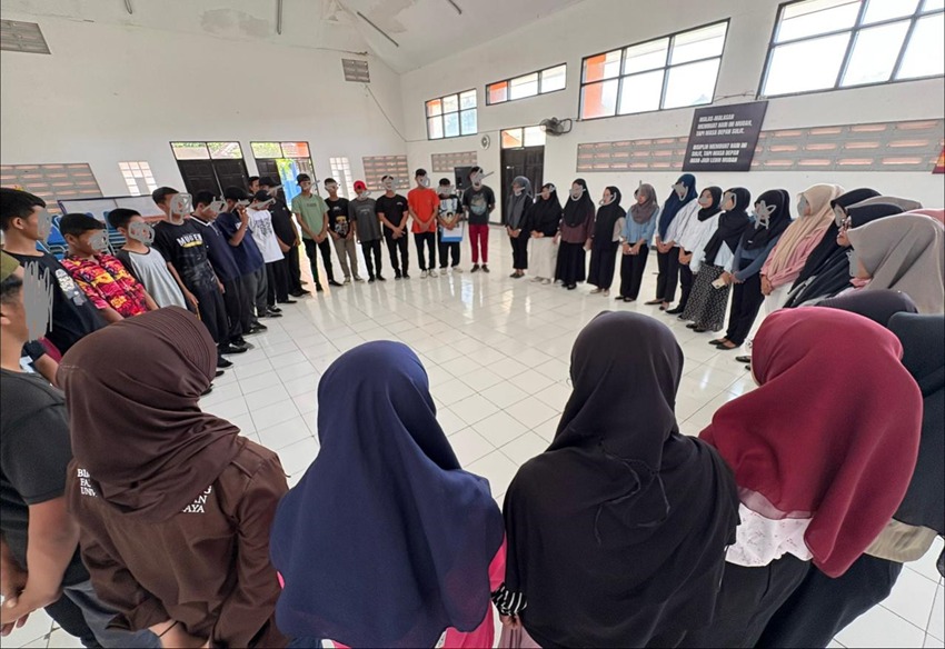 BINAAN: Mahasiswa BK Unesa melakukan praktik konseling di PSBR Jombang