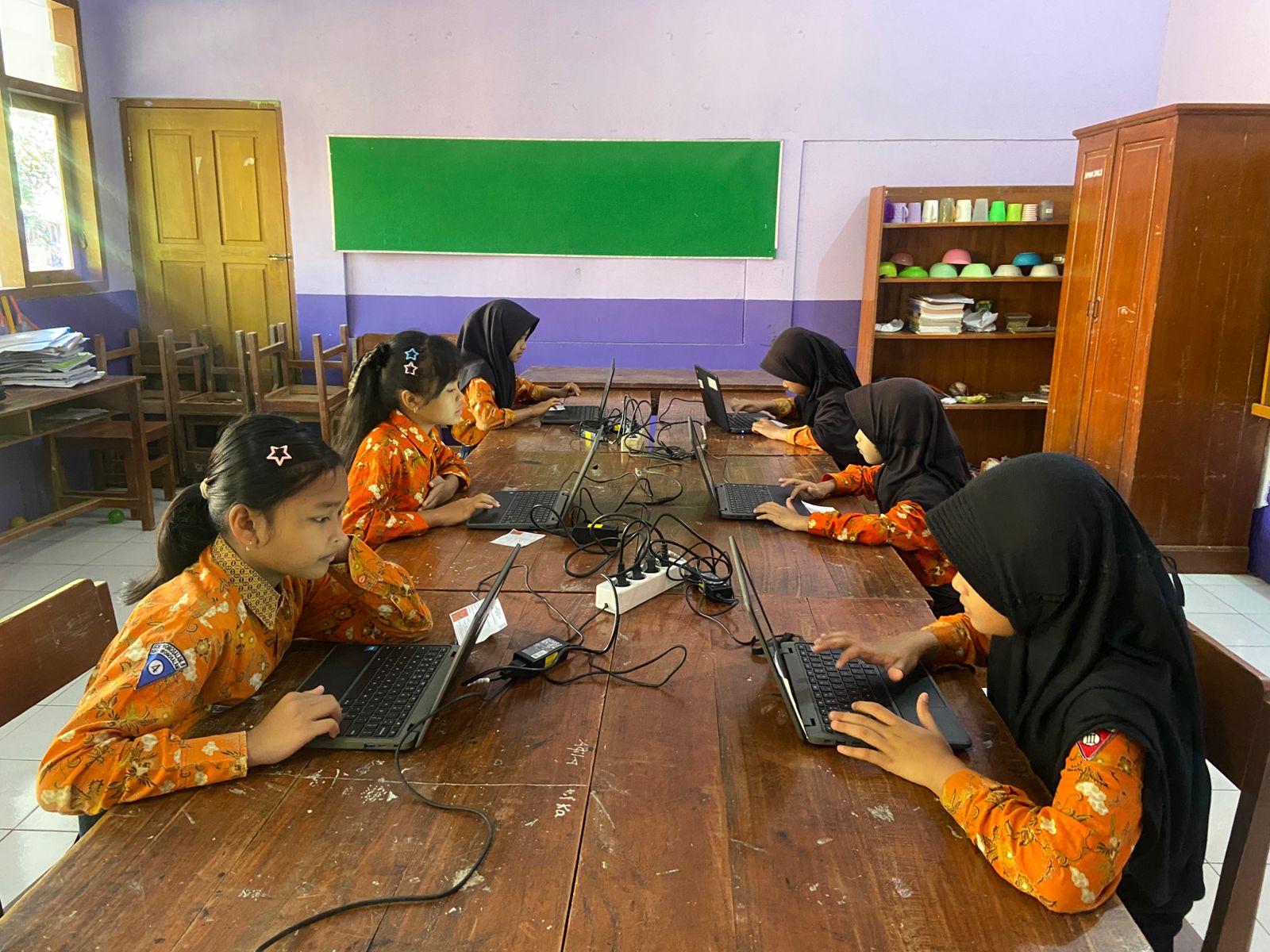 FOTO: Siswa SDN Wonosalam 5 saat mengikuti pembelajaran menggunakan chromebook.  &nbsp;