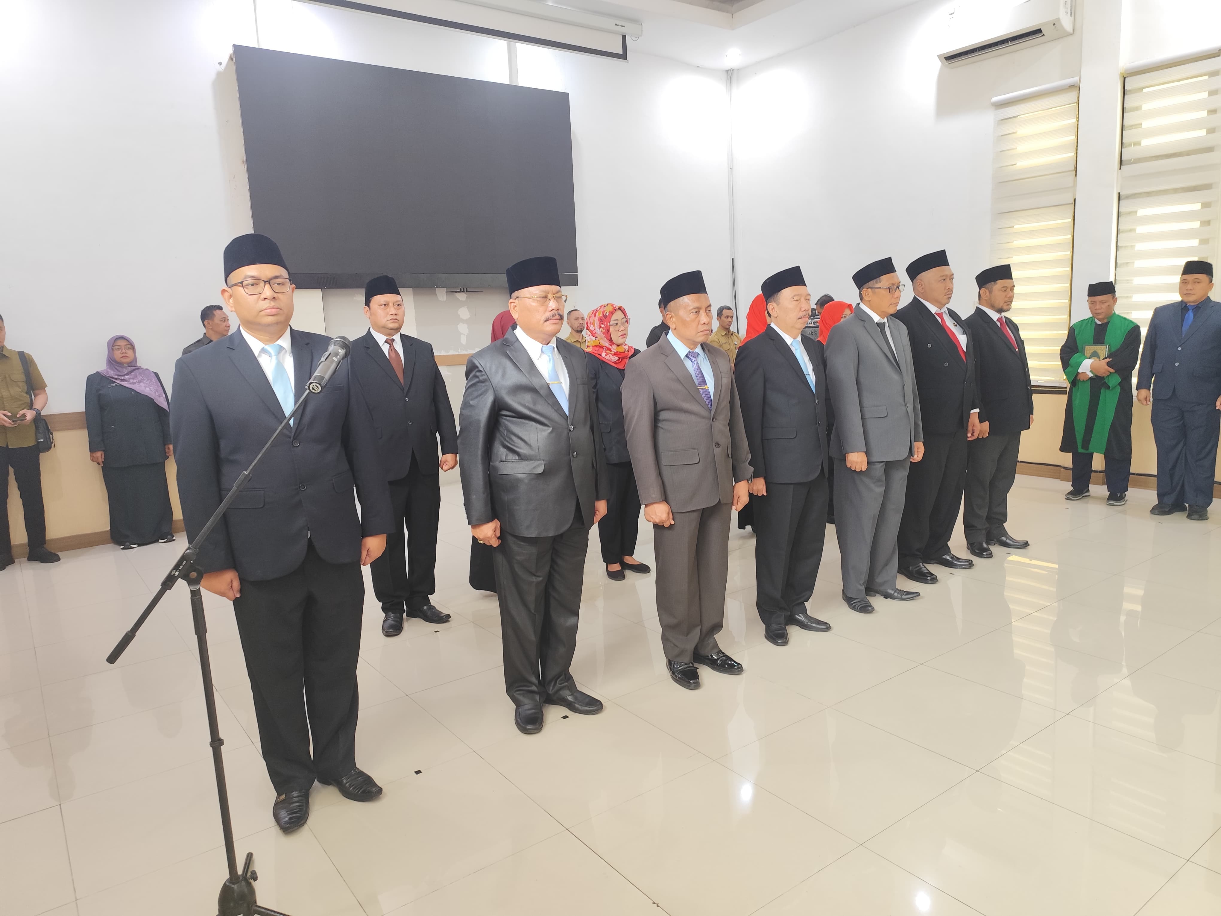 Sejumlah pejabat di lingkup Pemkab Jombang, dilantik Bupati Jombang Warsubi, Selasa (30/12).