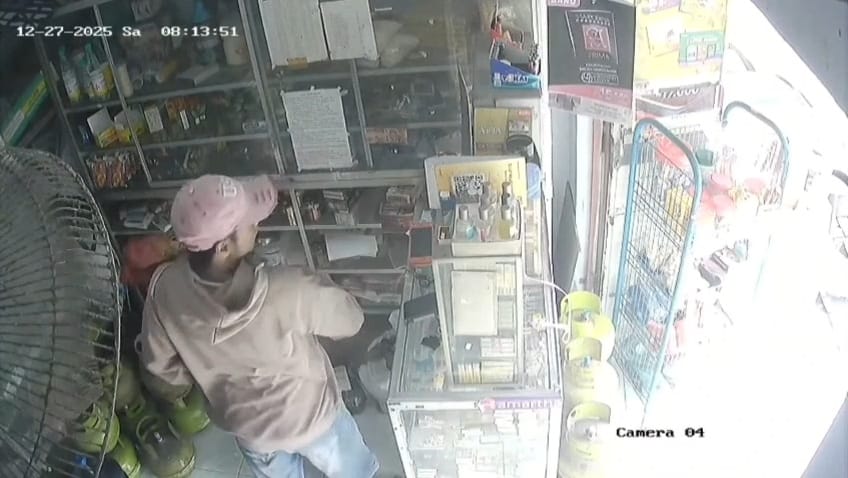 Aksi pencurian terekam kamera CCTV terjadi di sebuah toko di Dusun Bongkot, Desa Bongkot, Kecamatan Peterongan, Kabupaten Jombang.