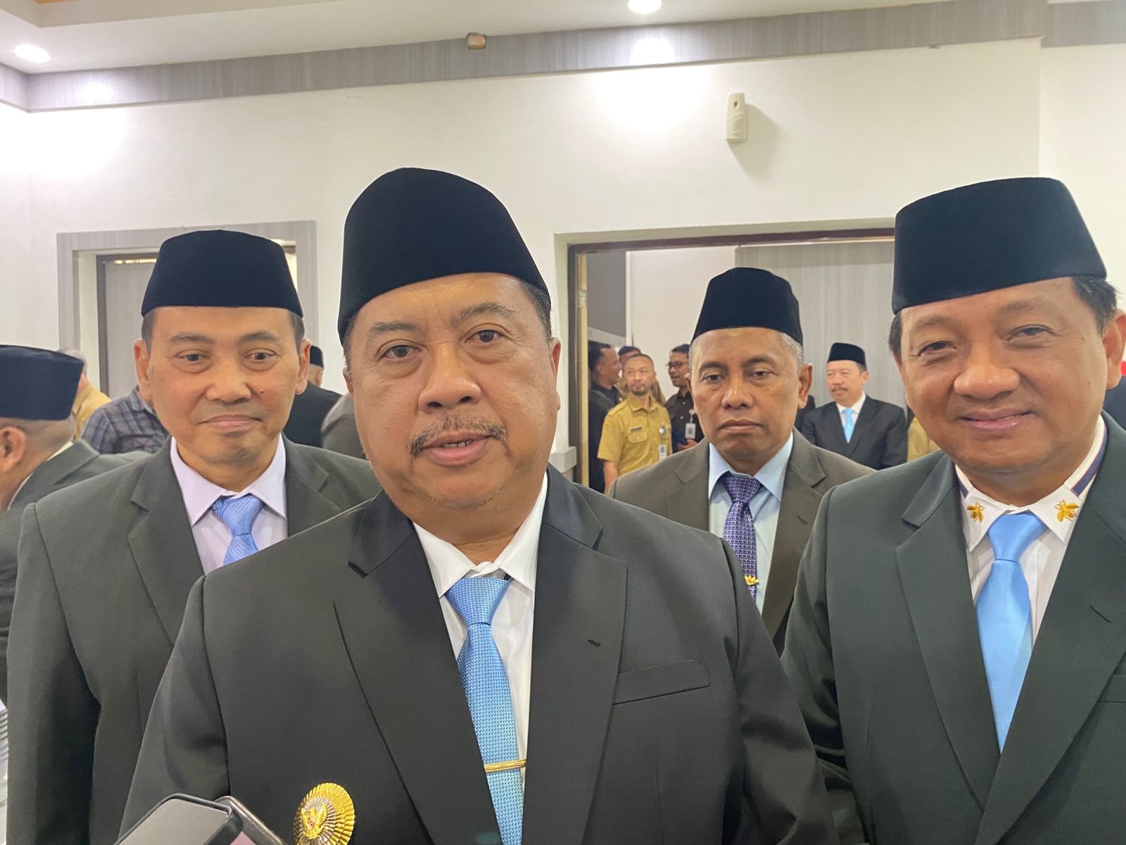 &nbsp;  BERI PENJELASAN: Bupati Jombang Warsubi memberi penjelasan kepada wartawan kemarin (30/12).  &nbsp;