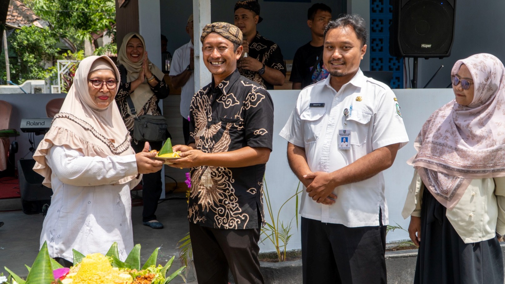 APRESIASI PROVINSI: Kepala Desa Miagan Antok Budi Subagyo mendampingi segenap tamu undangan saat acara launching ikon tematik Program Desa Berdaya 2025