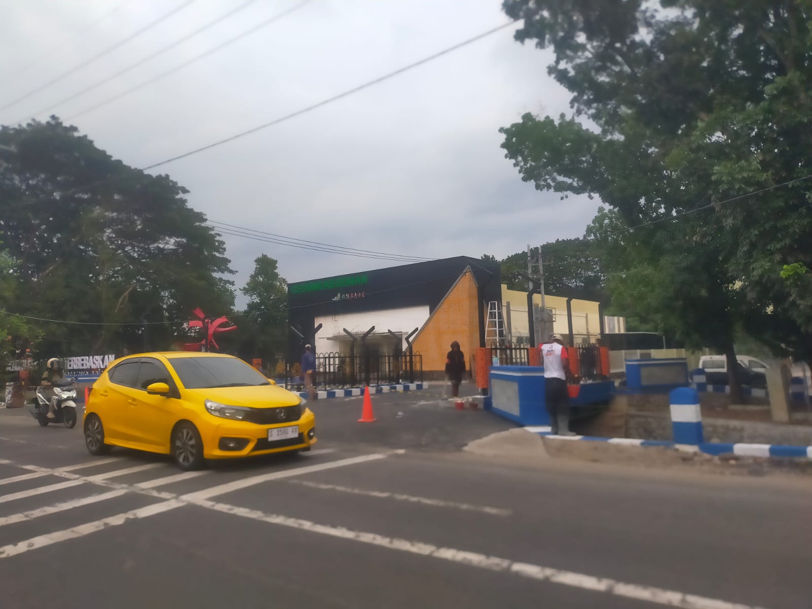 TERLAMBAT: Proyek pembangunan jembatan gedung kesenian hampir selesai  &nbsp;