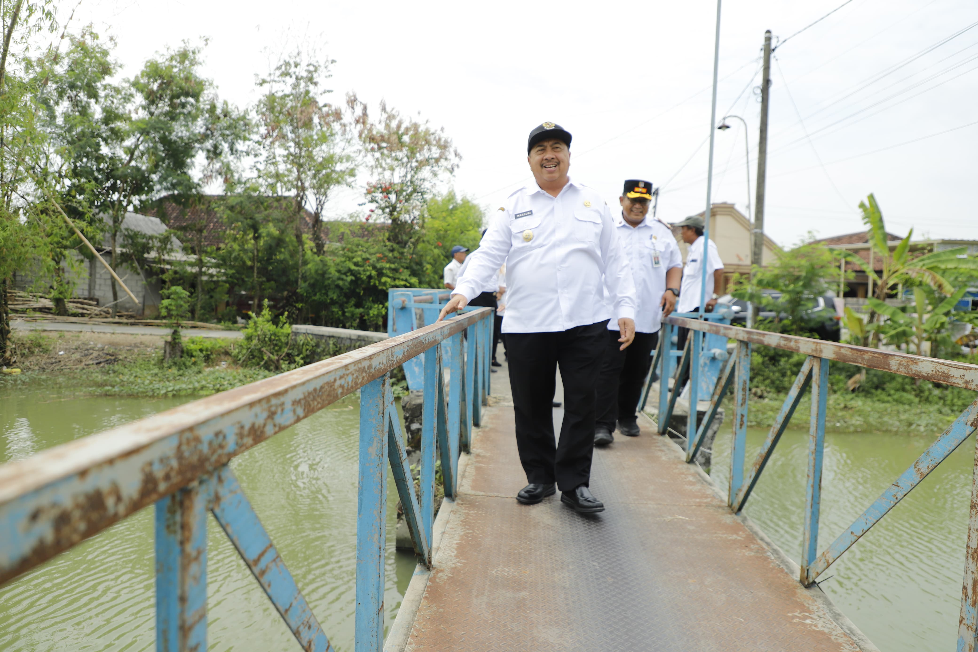Bupati Jombang Warsubi saat meninjau langsung kondisi jembatan Kudubanjar di Kecamatan Kudu, Rabu (31/12).