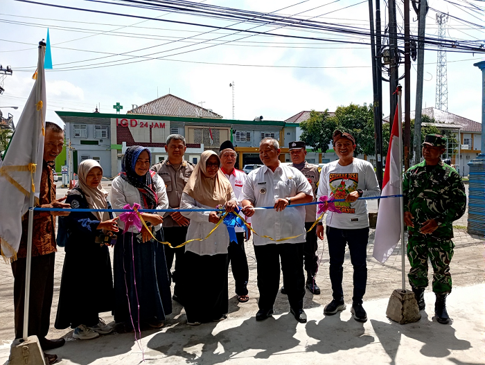 APRESIASI PROVINSI: Kepala Desa Balongbesuk M. Saifur mendampingi segenap tamu undangan saat acara peresmian rest area Program Desa Berdaya 2025 Desa Balongbesuk, R