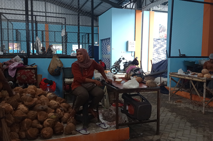 &nbsp;  BARU: Pedagang kelapa menempati kios baru Pasar Buah di Sub Terminal Ploso.  &nbsp;