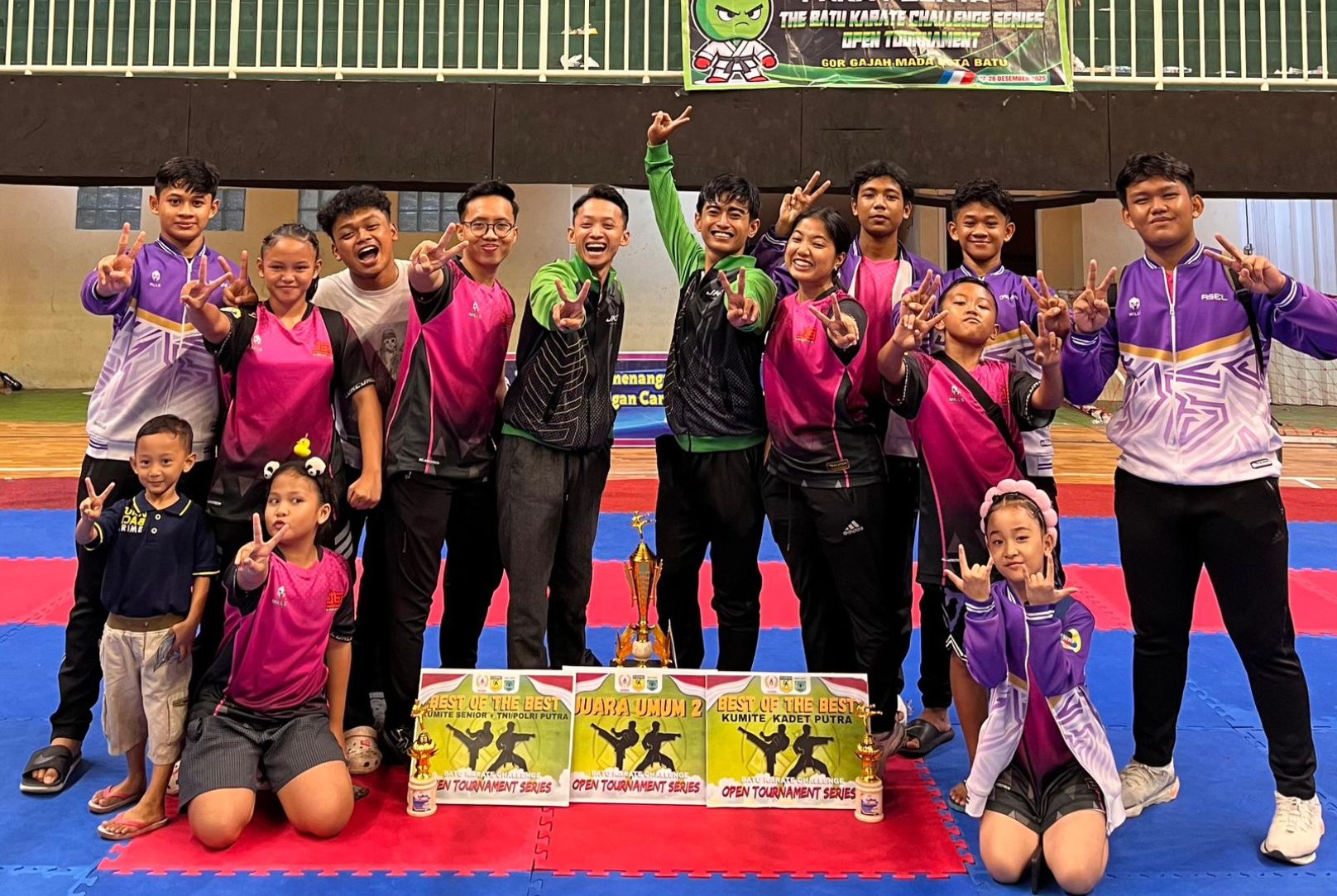 MEMBANGGAKAN: Karateka Jombang bersama trofi yang diraih pada Batu Karate Challenge di GOR Gajah Mada Kota Batu