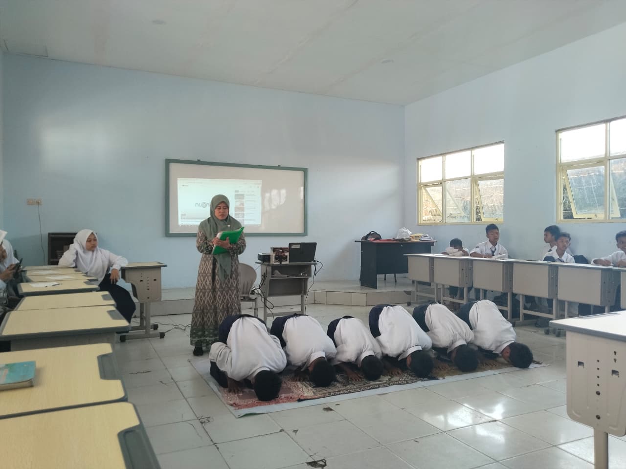 TERAMPIL: Romadhon Rosidi, guru PAI SDN Sugihwaras 1 Kecamatan Ngoro saat mengajar di kelas (25/7) .  &nbsp;