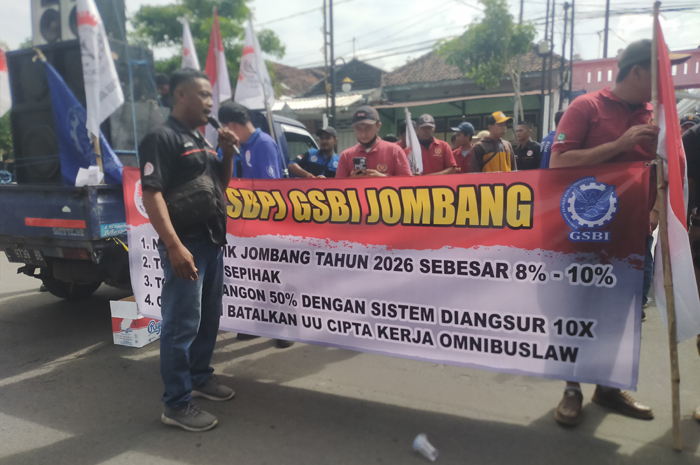 &nbsp;  DEMO: Buruh menggelar aksi demo di DPRD Jombang.
