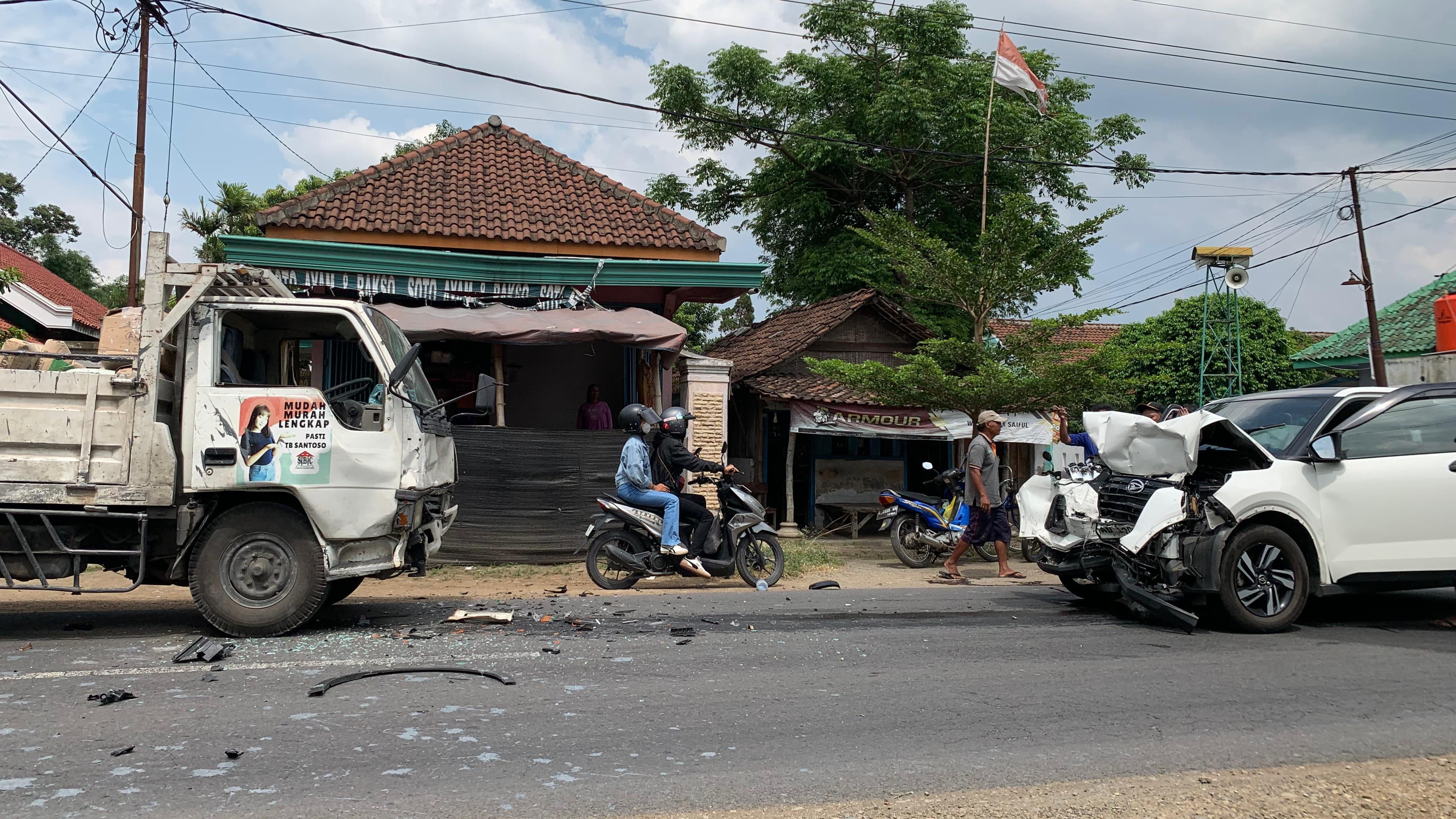 Tabrakan dua kendaraan di Ngoro Jombang ini membuat sopir mobil terjepit dan tewas
