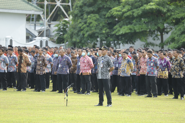  TERTIB: Ribuan ASN tertib mengikuti apel kerja awal tahun di lapangan Pemkab Jombang kemarin (2/1).  &nbsp;  &nbsp;