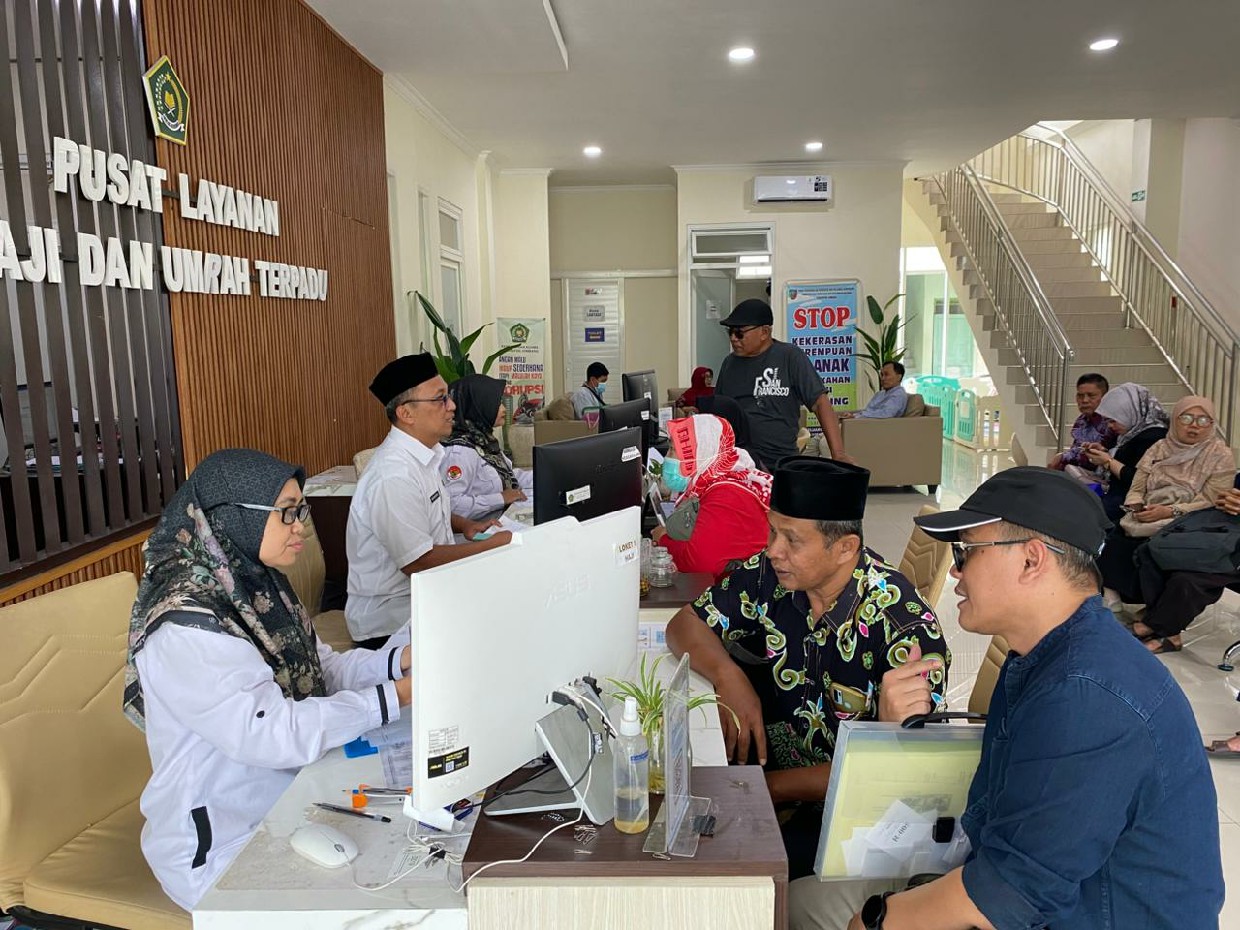 CJH yang sudah melunasi Bipih langsung melakukan verifikasi berkas di kantor Kemenhaj dan Umrah Jombang, (22/12).
