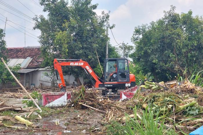 PICU BANJIR: Sumbatan sampah terjadi di Kali Marmoyo di Kecamatan Ploso, (21/11).  &nbsp;