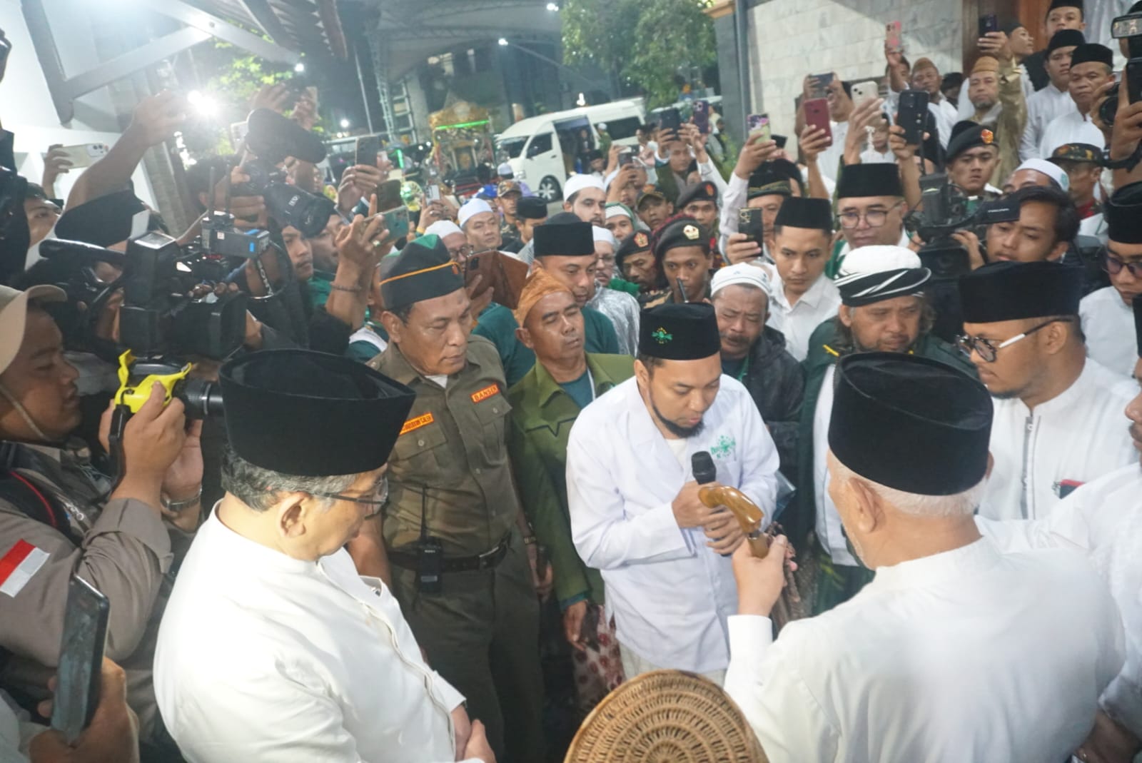 Prosesi penyerahan tongkat dan tasbih ke Gus Kikin di Tebuireng
