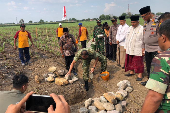 SINERGI LINTAS SEKTORAL: Kepala Desa Diwek Suwarno mendampingi segenap tamu undangan saat acara peletakan batu pertama pembangunan gedung KDMP, Jumat (17/10/2025).