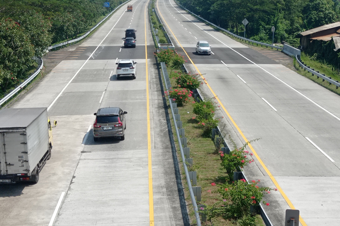 RAMAI: Kendaraan melintas di tol Jombang-Mojokerto Kecamatan Kesamben.