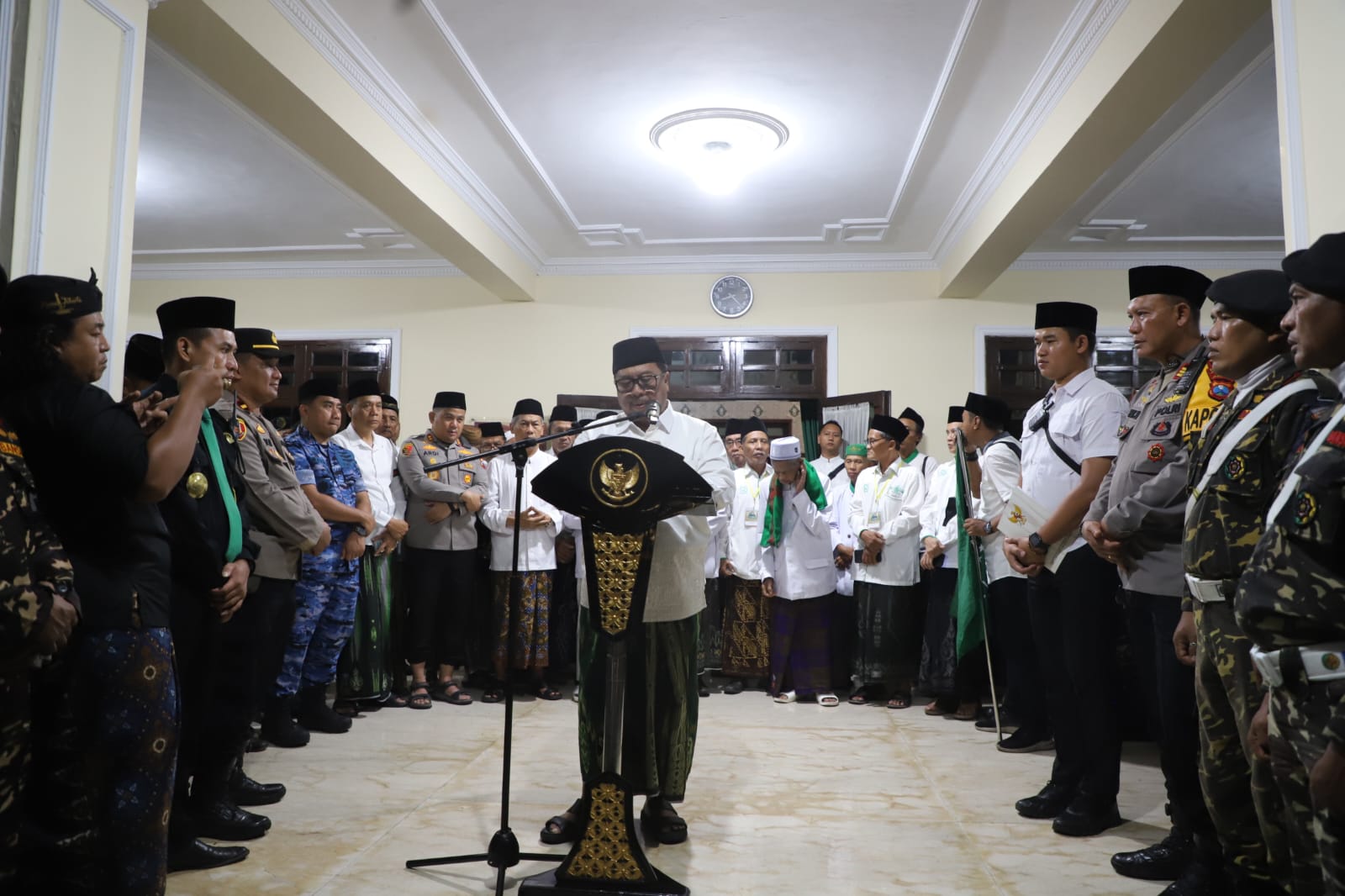 Bupati Jomvang Warsubi melepas rombongan dari Pendopo Kabupaten